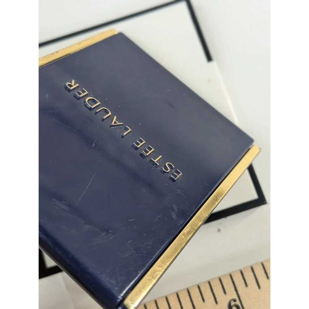 Estée Lauder gently pre